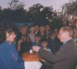 Майчане встречают Президента РФ В.В. Путина. Сентябрь 2001г.